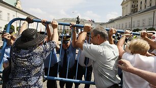 Protestuotojams pavyko sustabdyti kryžiaus perkėlimą į kitą vietą.