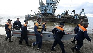 Gelbėjami žmonės i&scaron; nuskendusio laivo