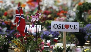 Žmonės Osle dalyvauja &bdquo;gėlių žygyje&ldquo;