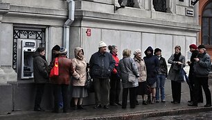 Žmonės Rygoje prie &bdquo;Latvijas Krajbanka&ldquo; poskyrio