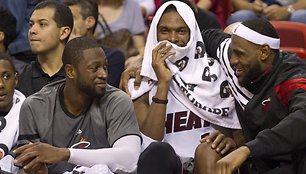 „Heat“ lyderiai Dwyane'as Wade'as, Chrisas Boshas ir LeBronas Jamesas ketvirto kėlinio pabaigoje laiką leido ant atsarginių žaidėjų suolelio.