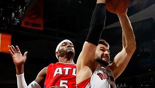 Linas Kleiza grumiasi su varžovų lyderiu Joshu Smithu.