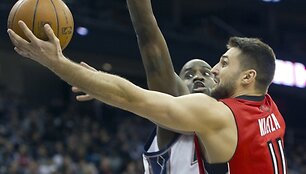 Linas Kleiza atakuoja &bdquo;Nets&ldquo; krep&scaron;į.