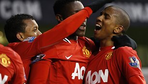 &bdquo;Manchester United&ldquo; futbolininkai sveikina du įvarčius įmu&scaron;usį Ashley Youngą (de&scaron;inėje).