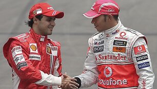 Jeigu 2008 metų &bdquo;Formulės-1&ldquo; pirmenybių nugalėtoją būtų lėmęs ne ta&scaron;kų, o pergalių skaičius, čempionu būtų tapęs Felipe Massa (k.), o ne Lewisas Hamiltonas.