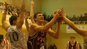 Trečius metus i&scaron; eilės LSKL čempionais tapusius VDU studentus į pergalę vedė 25 ta&scaron;kus surinkęs komandos kapitonas P.Jankūnas.