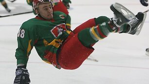 Pirmuosiuose dviejuose čempionato mū&scaron;iuose paslydusi Lietuvos ledo ritulio rinktinė pirmąją pergalę sieks i&scaron;kovoti antradienį kautynėse su australais.