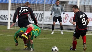 LFF taurė &scaron;iais metais turės naują savininką. Tai paai&scaron;kėjo trečiadienį, kai Tauragės &bdquo;Tauras&ldquo; turnyro pusfinalyje bendru rezultatu 3:1 nurungė praėjusių metų nugalėtoją FBK &bdquo;Taurą&ldquo;.