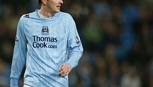 Prane&scaron;ama, jog D.Hamanno problemos prasidėjo, kai futbolininkas ėmė lažintis dėl kriketo, smiginio ir amerikieti&scaron;kojo futbolo rezultatų.