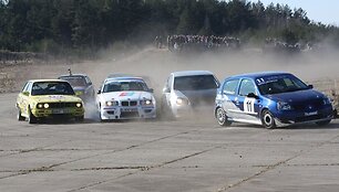 Automobilių mini žiedinėse lenktynėse verda įtempta kova dėl kiekvienos pozicijos.