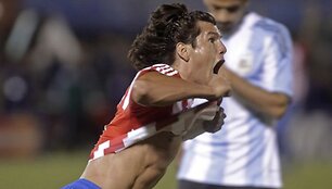 Nelsonas Haedo Valdezas (28 min.) džiaugiasi pergalingu įvarčiu į Argentinos vartus