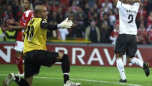 Pergalingą įvartį &bdquo;Arsenal&ldquo; klubui į &bdquo;Standard&ldquo; vartus įmu&scaron;ė Eduardo, kuris rungtynėse galėjo žaisti tik po to, kai likus vos porai dienų iki mačo UEFA panaikino žaidėjo diskvalifikaciją