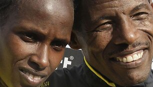 Moterų grupėje nugalėjusi A.Habtamu (kairėje) 42 km 195 m distanciją įveikė per 2 val. 24 min. 47 sek., o H.Gebrselassie buvo nepralenkiamas tarp vyrų &ndash; 2 val. 6 min. 8 sek