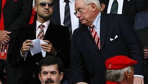 Savaitgalį vykusiose &bdquo;Premier&ldquo; lygos rungtynėse vienas i&scaron; &bdquo;Liverpool&ldquo; savininkų G.Gillettas (de&scaron;inėje) buvo užfiksuotas bendraujantis su komandą įsigyti norinčiu Saudo Arabijos princu F. bin Abdullahu