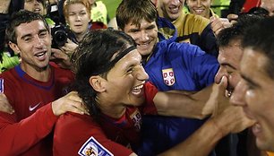 Kelialapį į 2010 metų pasaulio futbolo čempionatną užsitikrinę serbai neslėpė savo džiaugsmo