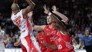 M.Petravičius (centre) ir komandos draugai turėjo pripažinti varžovų prana&scaron;umą