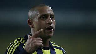 Neai&scaron;ku ar mediko bučinys R.Carlosui padėjo, tačiau vos po keletos akimirkų futbolininkas jau stovėjo ant kojų
