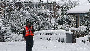 Kai kuriose Didžiosios Britanijos vietose sninga jau daugiau nei pusės paros