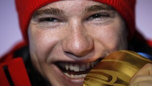 Vieną olimpinį aukso medalį &Scaron;veicarijai Vankuveryje i&scaron;kovojo Dario Cologna, triumfavęs vyrų 15 km slidinėjimo varžybose