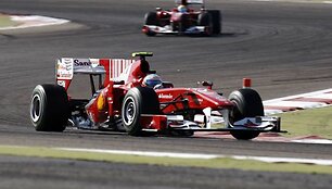Bahreine triumfavo raudonieji &bdquo;Ferrari&ldquo; bolidai &ndash; pirmas buvo F.Alonso, o i&scaron; karto už jo nugaros F.Massa