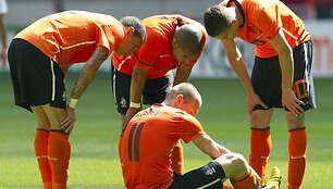 Olandų lyderis A.Robbenas (sėdi) susižeidė draugi&scaron;kame mače su vengrais