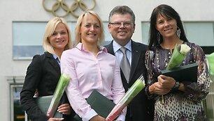 LTOK prezidentas A.Povilūnas kartu su apdovanotosiomis (i&scaron; kairės) G.Gaivenyte, S.Krupeckaite ir V.Sereikaite