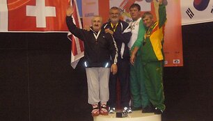 Pasaulio veteranų čempionate S.&Scaron;aduikis (de&scaron;inėje) kovojo su 8 metais jaunesniais ir 30 kg sunkesniais varžovais