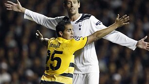 P.Crouchas (balta apranga) &bdquo;Tottenham Hotspur&ldquo; klubui pelnė tris įvarčius