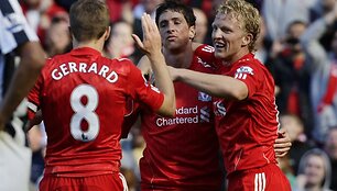 Pergalingą įvartį &bdquo;Liverpool&ldquo; klubui pelnė F.Torresas (viduryje)