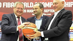 Naujasis FIBA prezidentas Y.Maninis, FIBA generalinis sekretorius P.Baumannas ir buvęs prezidentas B.Elphinstonas