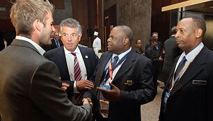 A.Adamu (antras i&scaron; de&scaron;inės) teigė, jog 0,5 mln. svarų sterlingų jis panaudotų keturių dirbtinės dangos aik&scaron;telių Nigerijoje statybai