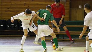 Salės futbolo rungtynių akimirka