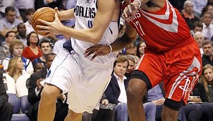 Dirkas Nowitzkis (kairėje) vedė „Mavericks“ į pergalę