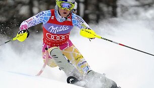 Lindsey Vonn nuo kalno leidosi greičiausiai ir tiksliausiai.