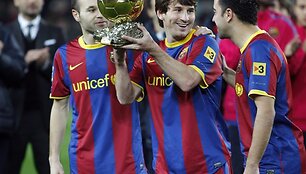 Lionelis Messi &bdquo;Barcelona&ldquo; gerbėjams prie&scaron; mačą pademonstravo jam įteiktą &bdquo;Auksinį kamuolį&ldquo;.