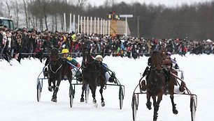 „Sartai 2011“ žirgų lenktynių akimirka