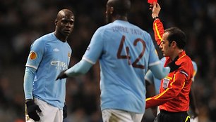 „Manchester City“ klubas didžiąją mačo dalį žaidė be pašalinto Mario Balotelli (kairėje).