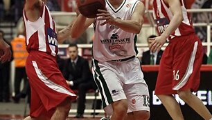 &bdquo;Montepaschi&ldquo; ekipa užduso &bdquo;Olympiacos&ldquo; (raudona apranga) gynyboje.