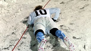 Geriausias 2010 metų pasaulio čempionato futbolininkas urugvajietis Diego Forlanas parkritęs ant sniegu padengto stadiono Taline.