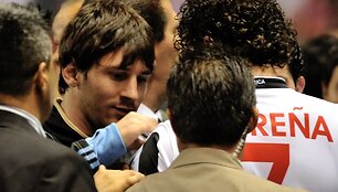 Lionelis Messi pasira&scaron;inėja ant Kosta Rikos futbolo rinktinės nario mar&scaron;kinėlių.