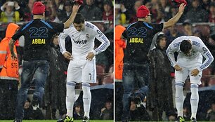 Mikliai pasilenkęs Cristiano Ronaldo i&scaron;vengė J.Jumpo kėslų uždėti kepurę.