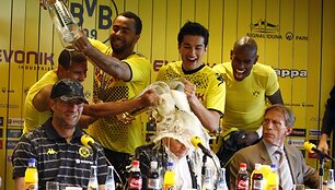 &bdquo;Borussia&ldquo; futbolininkai sveikina komandos trenerį Juergeną Kloppą.