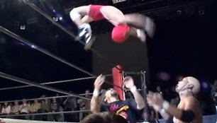 9-metis japonas stebina įspūdingais triukais.