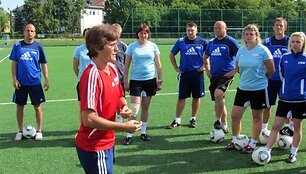 FIFA moterų futbolo trenerių instruktorė Monica Staab.