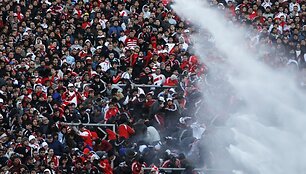 Įsiaudrinusius &bdquo;River Plate&ldquo; sirgalius pareigūnai tramdė vandens patrankomis.