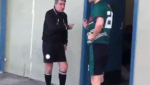Teisėjas nesidrovėjo savo akimis įsitikinti ar futbolininkas tikrai ne&scaron;ioja auskarą intymioje vietoje.