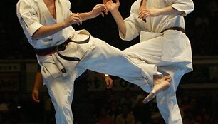 Gediminas Tankevičius (de&scaron;inėje) neslepia, jog žmones stebina jo užsiėmimų derinys gydytojas, karatistas ir treneris.