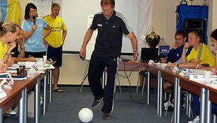FIFA instruktorius i&scaron; Vokietijos Horstas Kriete.