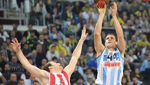 Martynas Gecevičius bando sutrukdyti varžovo metimui.