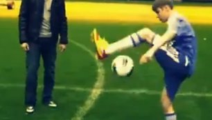 Justino Bieberio triukai su futbolo kamuoliu.